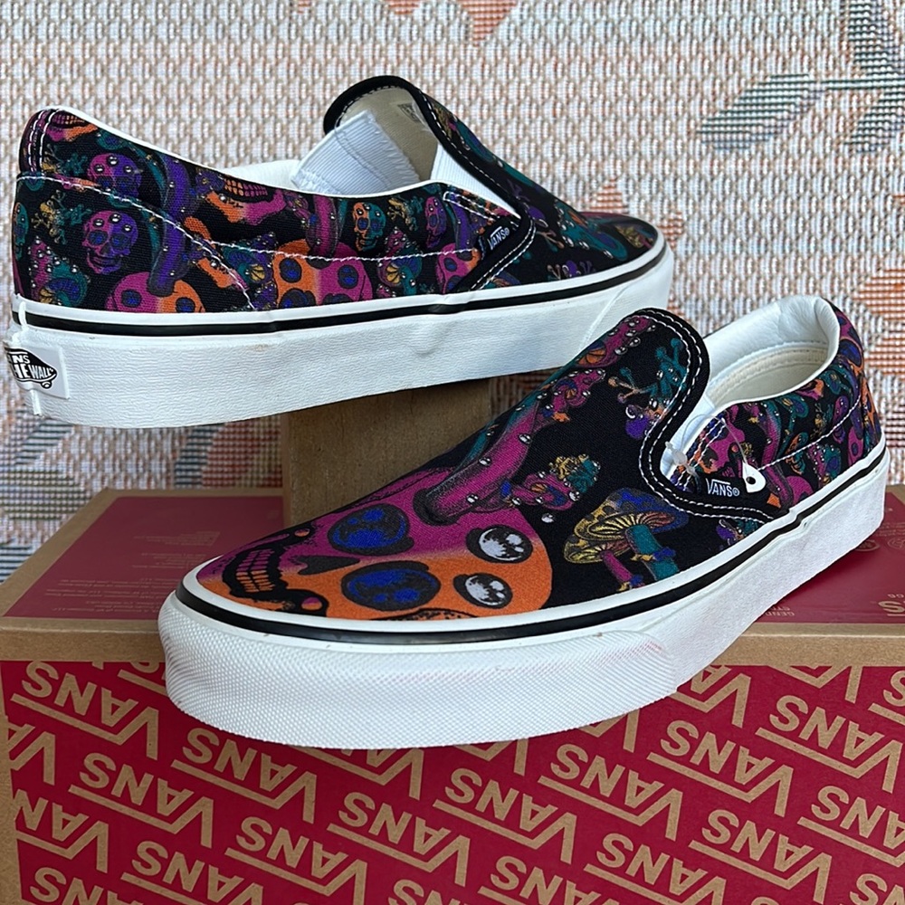 Vans Classic Slip-On
Trippy Drip Black Multi
VNOA7Q5DOZB
Men’s sneakers - Picture 9 of 16